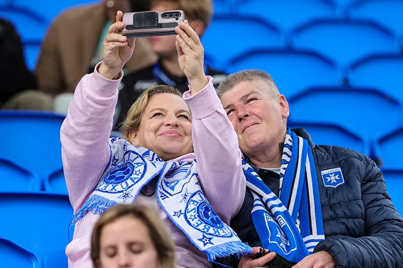 Un couple de supporters auxerrois se prend en photo