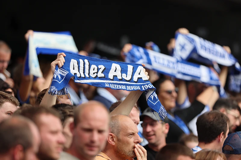 Tribune remplie à l'Abbé Deschamps