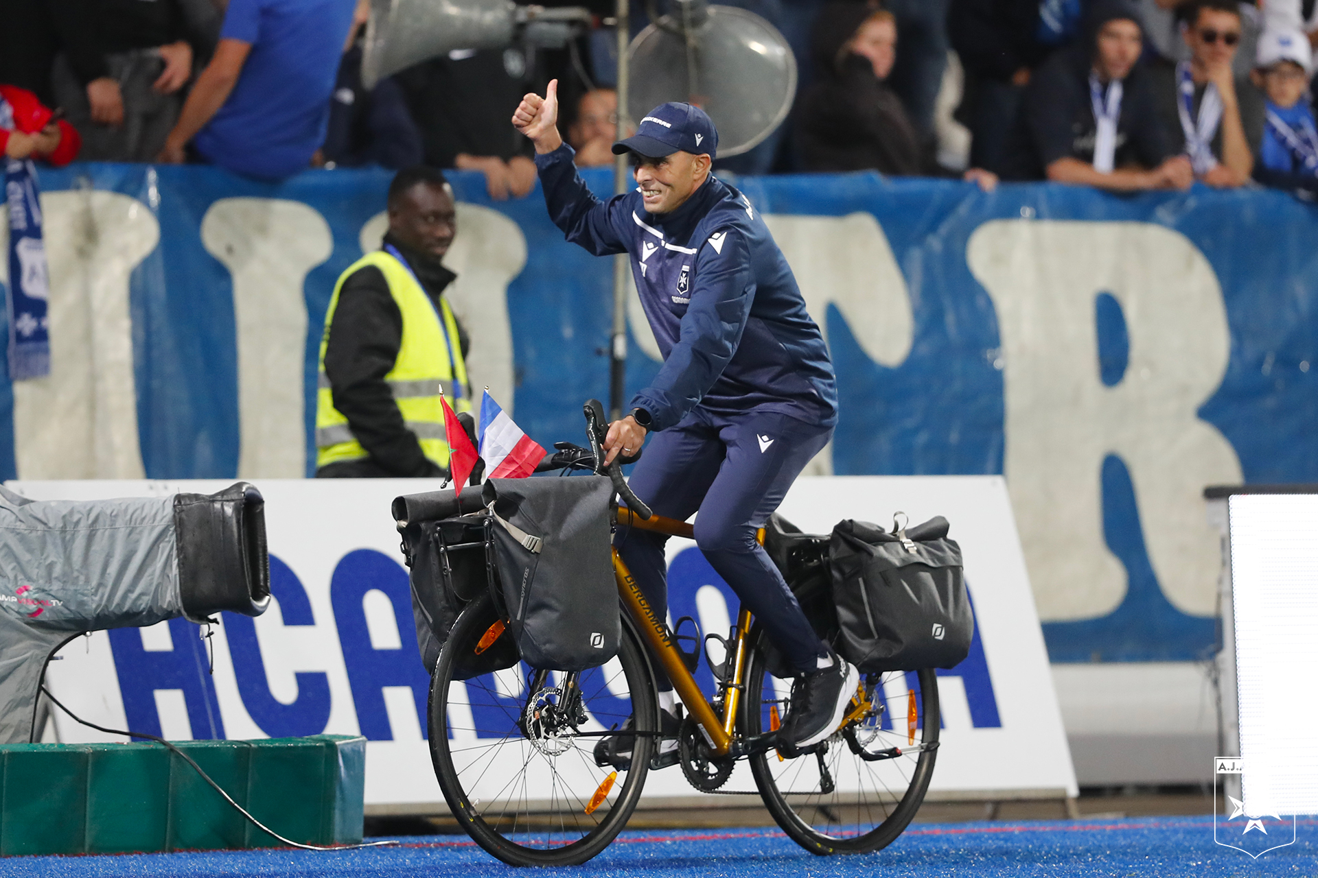 Abder El Badaoui en route pour le Qatar à vélo