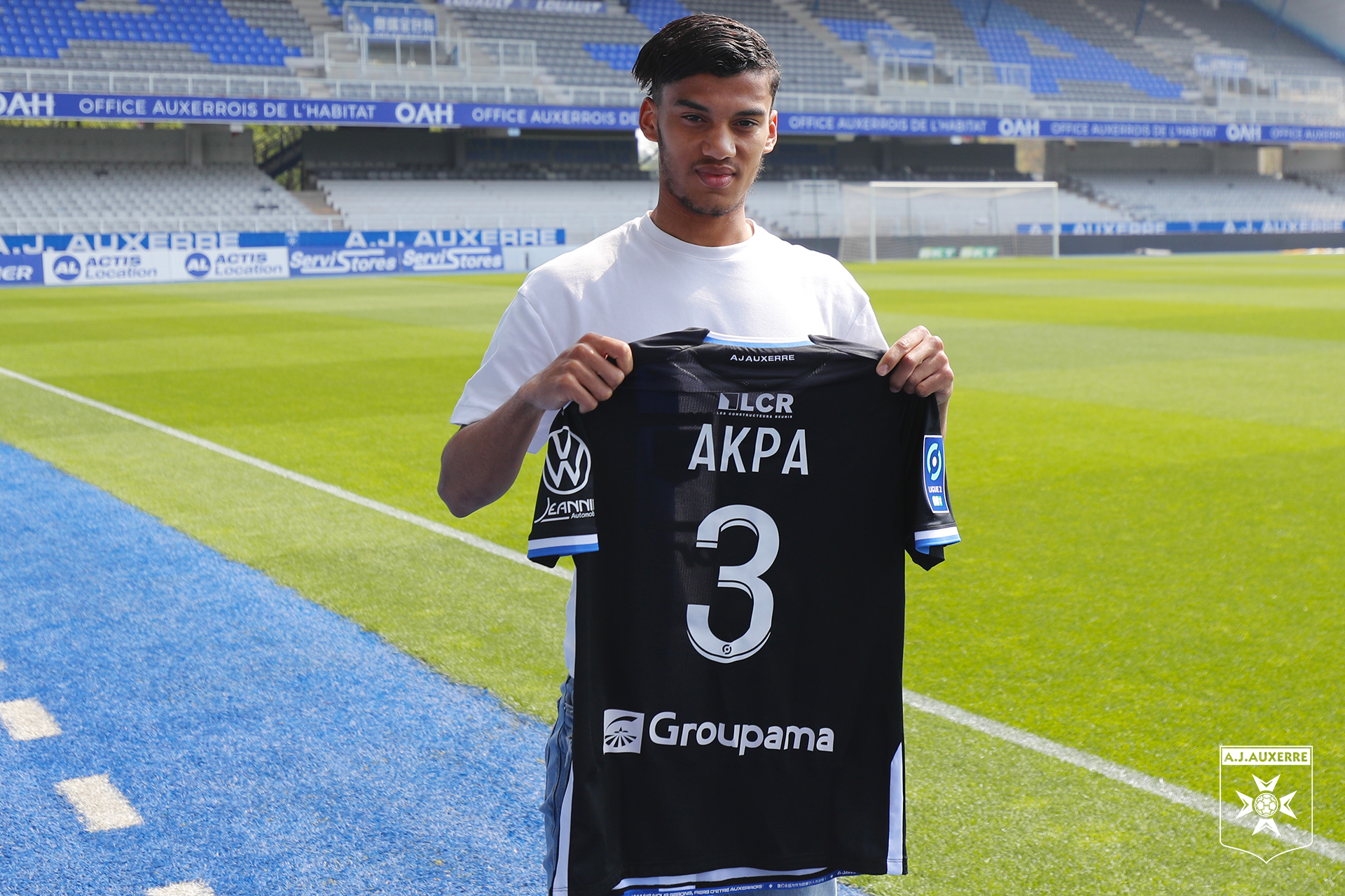 Clément Akpa signe son premier contrat professionnel