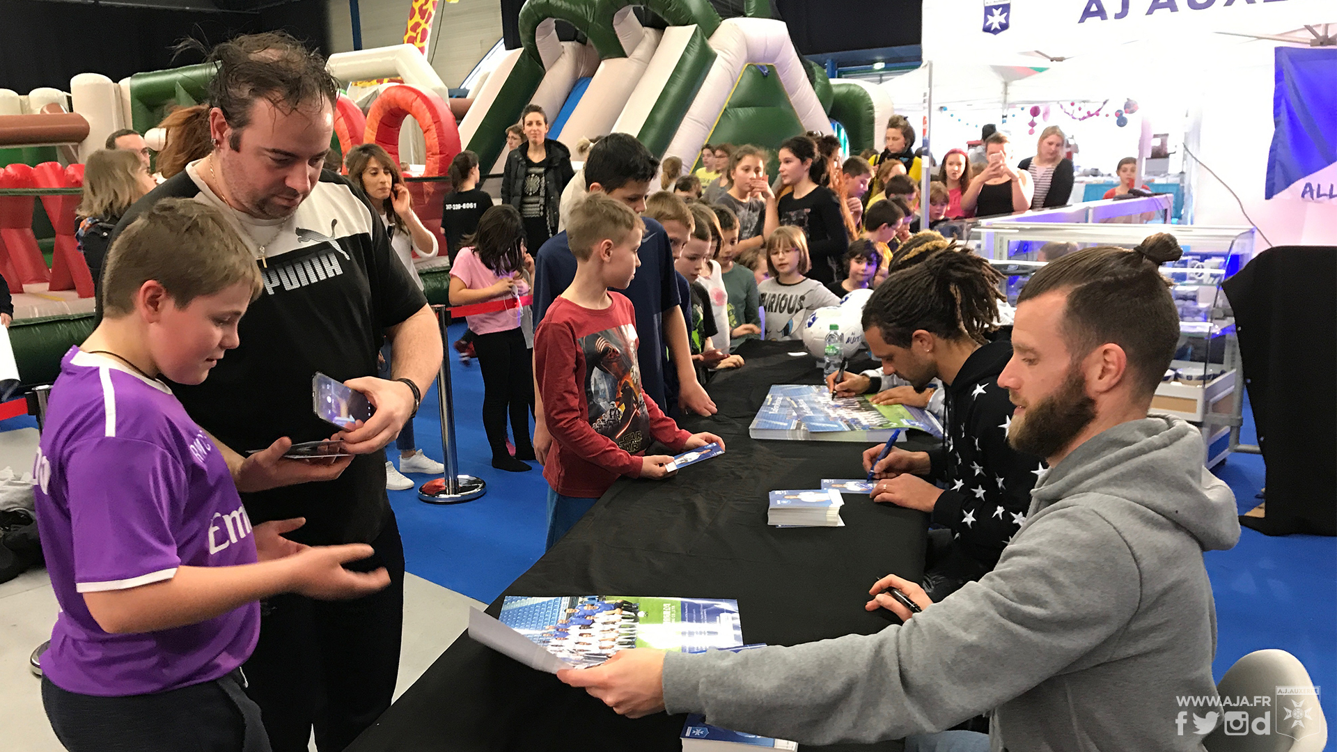 Stand boutique et dédicaces à Air Parc