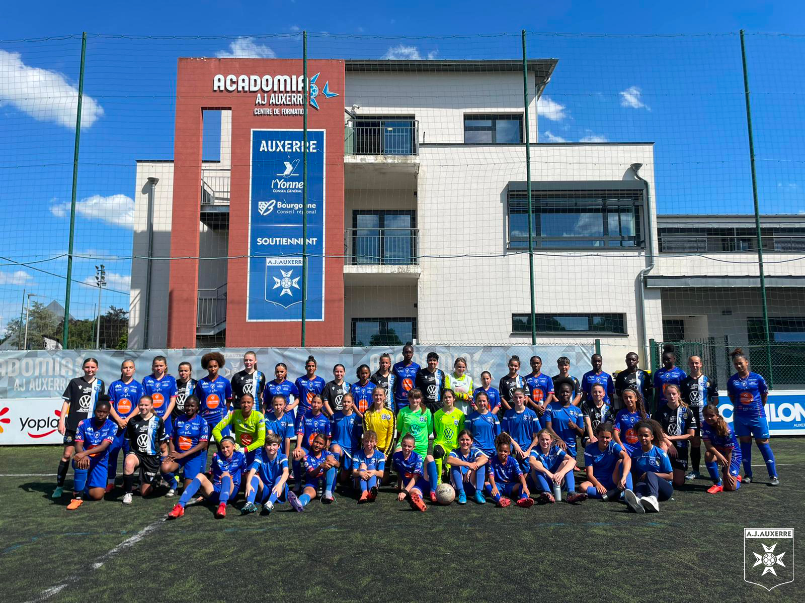 Les joueuses du CS Meaux en visite à l’AJA