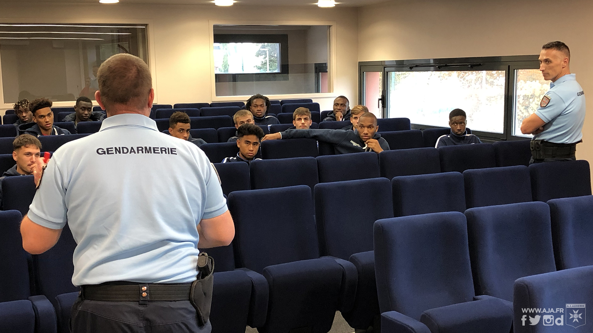 Rencontre entre la Gendarmerie de l'Yonne et les jeunes du Centre