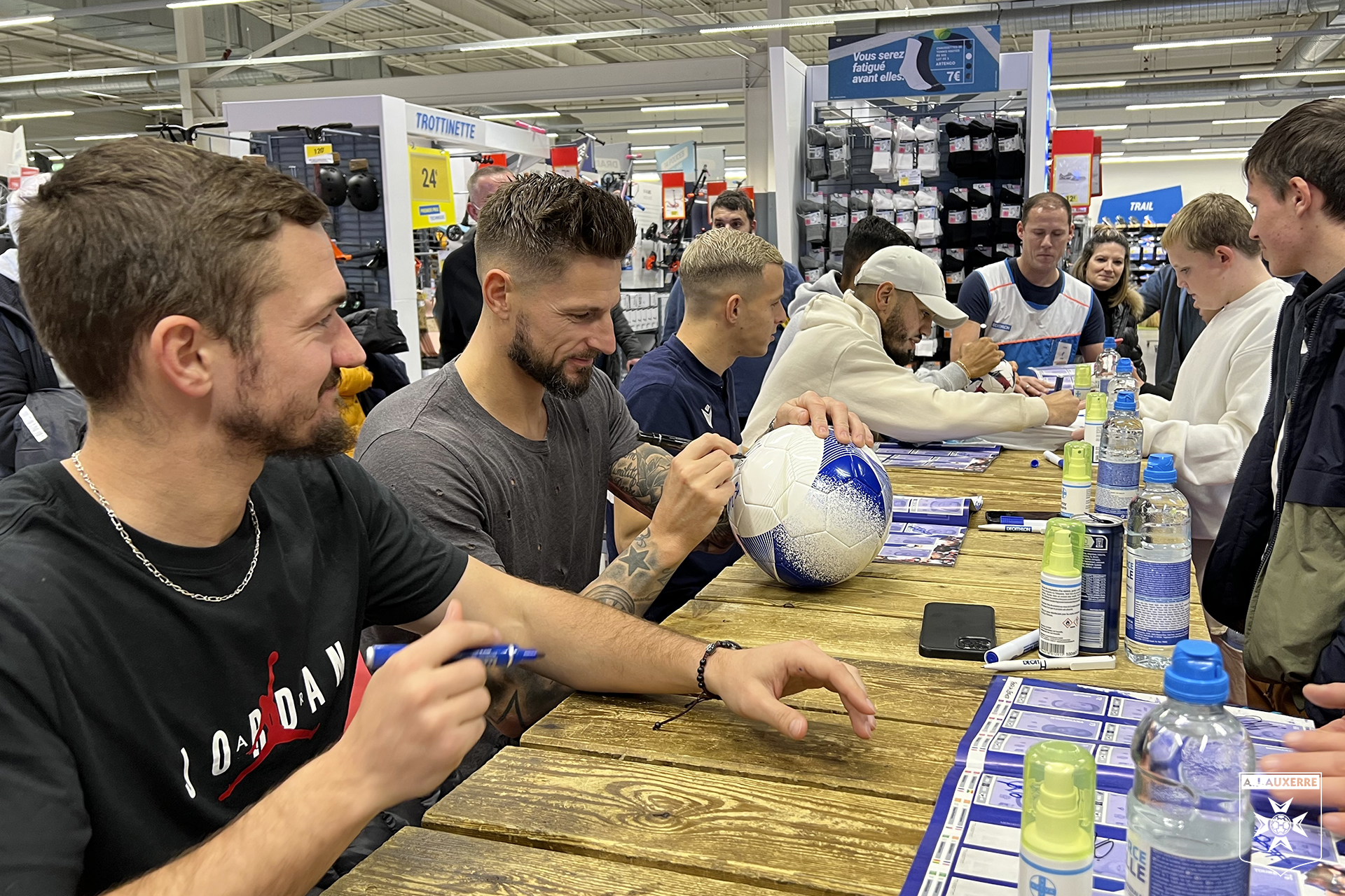 Superbe affluence pour la séance de dédicaces à Decathlon