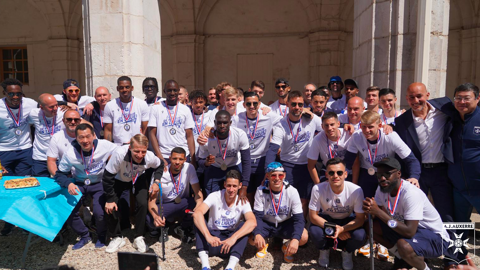 Nos joueurs reçoivent la médaille de la ville d'Auxerre