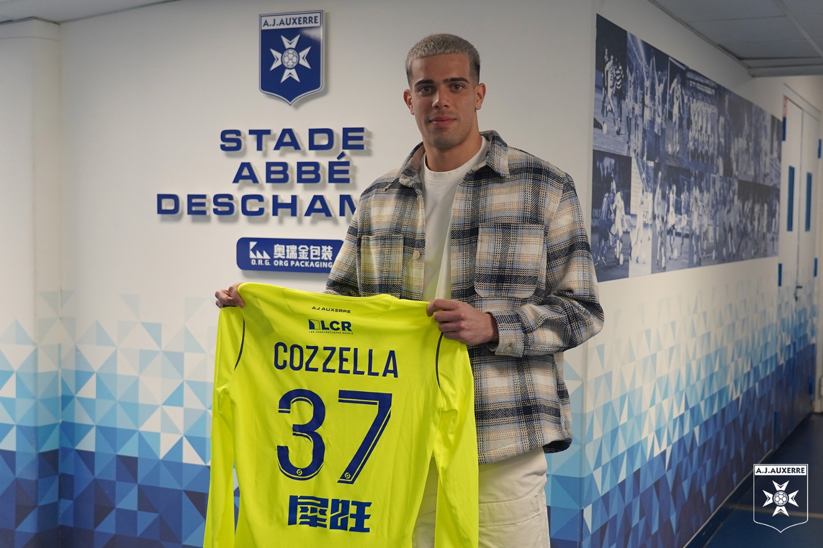 Vincenzo Cozzella signe son premier contrat professionnel