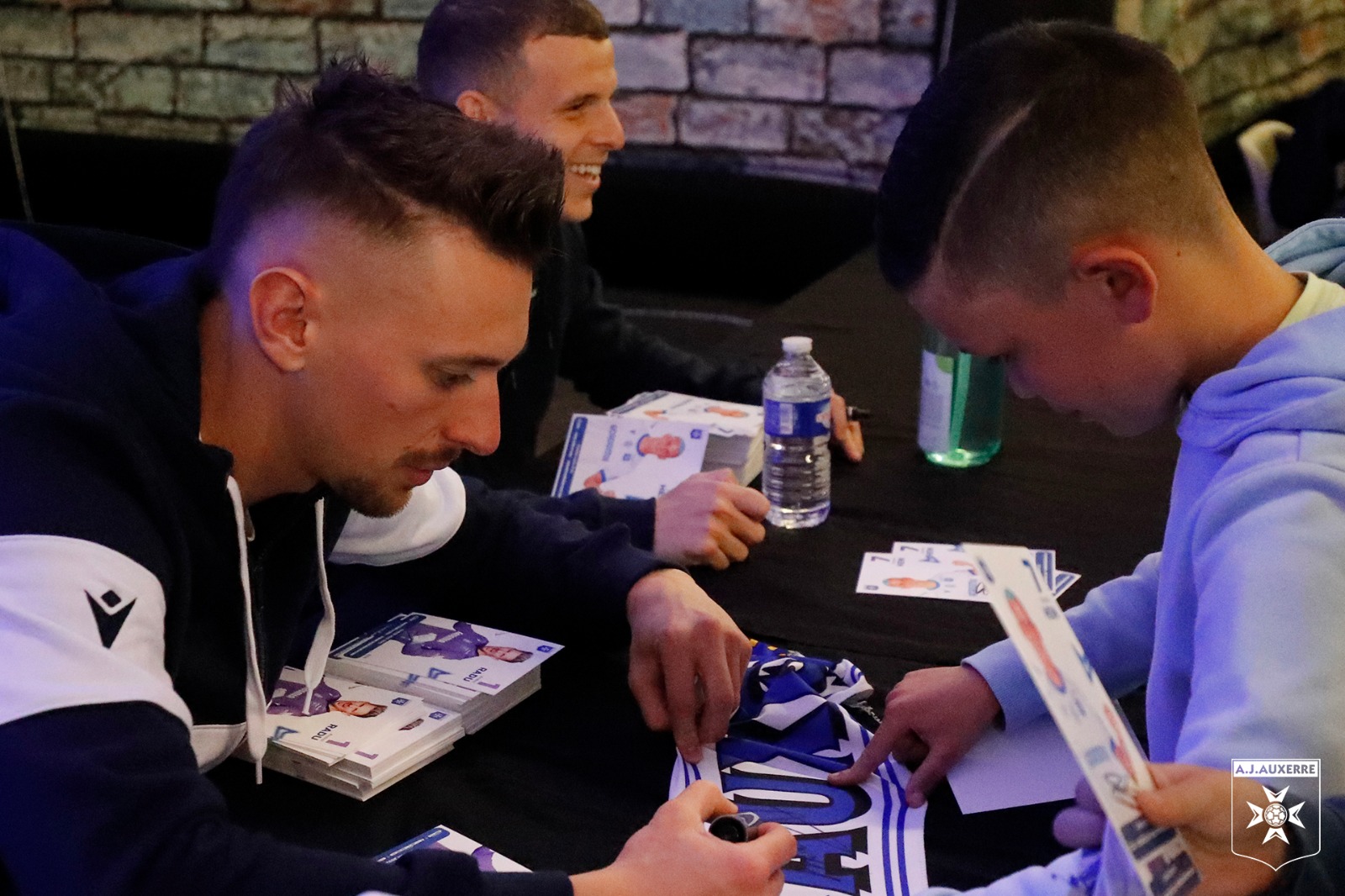 Trois joueurs de l’AJA en dédicaces à Auxerrexpo pour « Air Pâques »