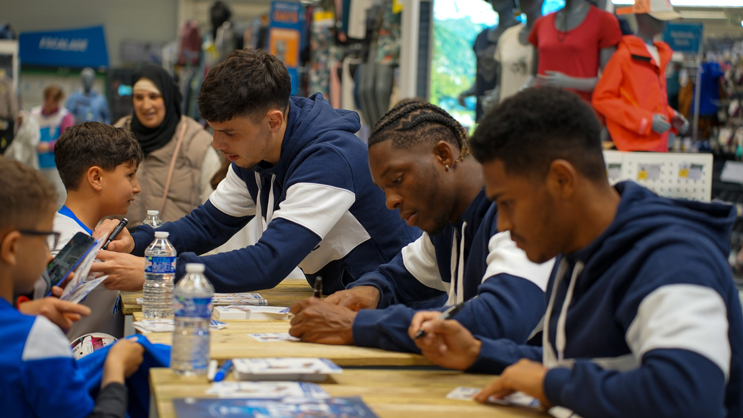 Trois joueurs en dédicaces au Decathlon d'Auxerre