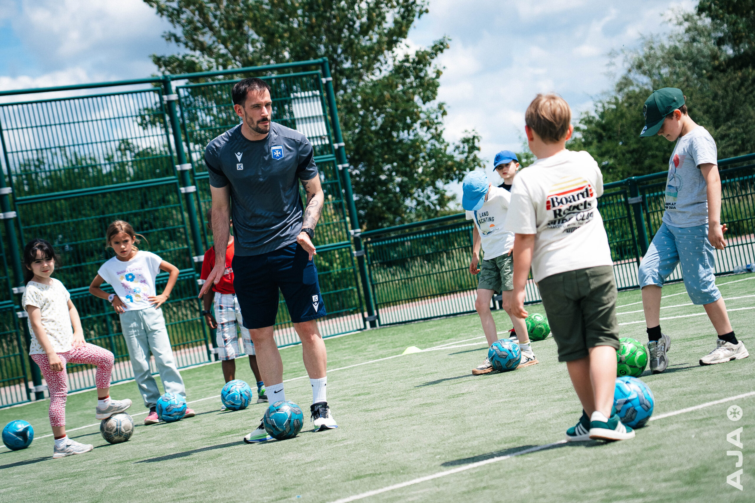 L’AJA accompagne les élèves de Sainte-Thérèse avec l’opération « Foot à l’École »